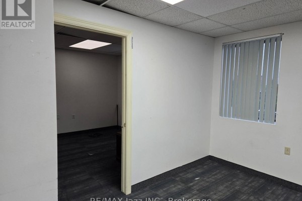 201 - 111 Simcoe Street N, Oshawa, ON, photo 3