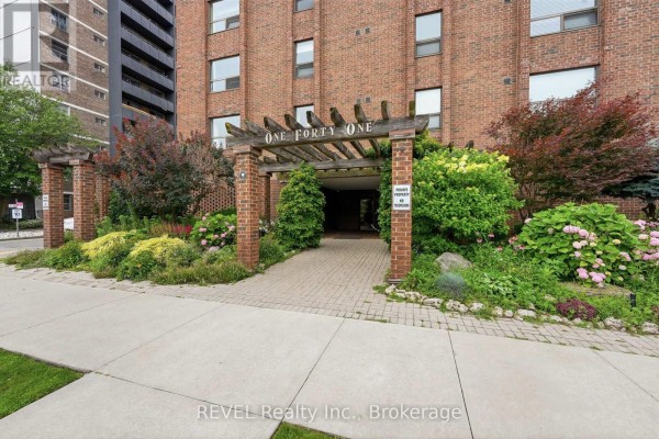 201 - 141 Church Street, St  Catharines, ON, photo 2
