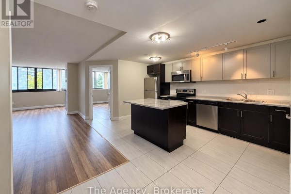 Living room - 201 - 2200 Sherobee Road, Mississauga, ON L5A3Y3 Photo 2