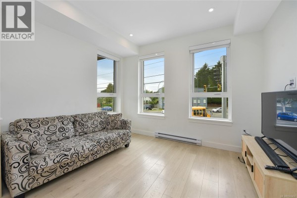 Kitchen - 201 1301 Hillside Ave, Victoria, BC V8T2B3 Photo 3