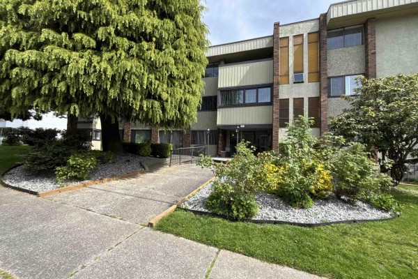 201 1320 Fir Street, White Rock, BC V4B4B2 Photo 2