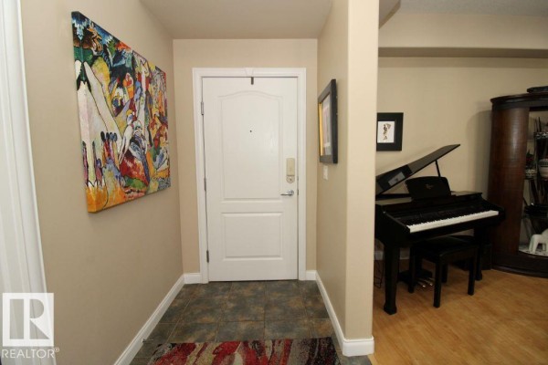 Kitchen - #201 1406 Hodgson Wy Nw, Edmonton, AB T6R3K1 Photo 3