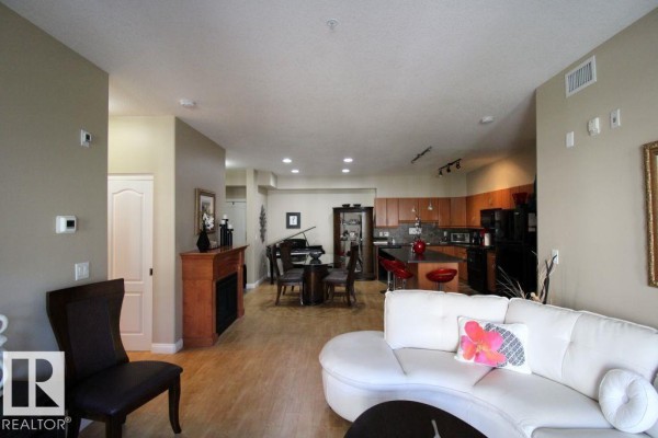 Primary Bedroom - #201 1406 Hodgson Wy Nw, Edmonton, AB T6R3K1 Photo 4