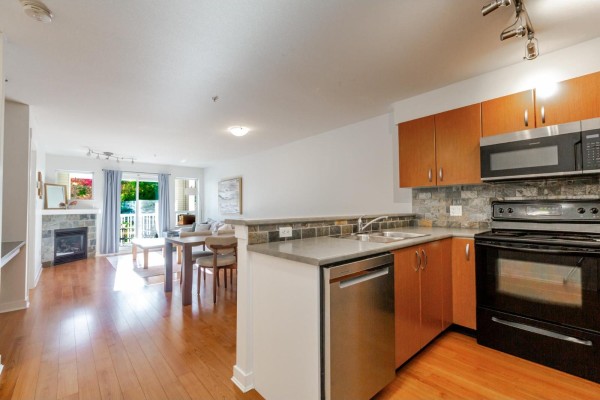 201 20750 Duncan Way, Langley, BC V3A9J6 Photo 5
