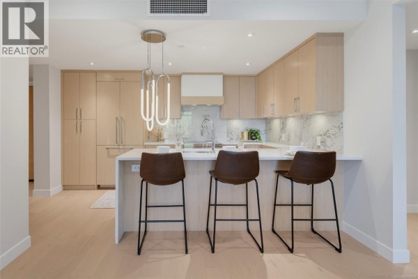 Living room - 201 5229 Cordova Bay Rd, Saanich, BC V8Y2L1 Photo 4