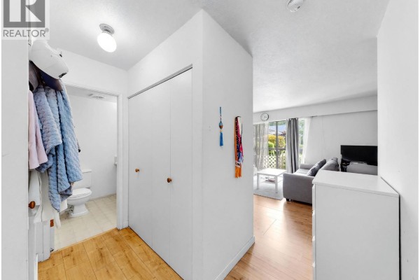 201 590 Whiting Way, Coquitlam, BC V3J3R9 Photo 4