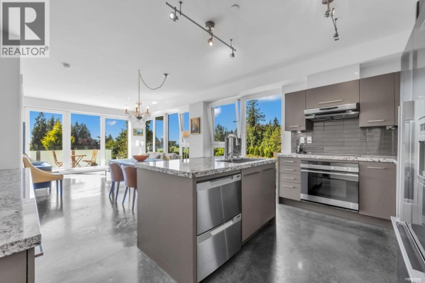 201 650 Evergreen Place, North Vancouver, BC V7N0A5 Photo 2