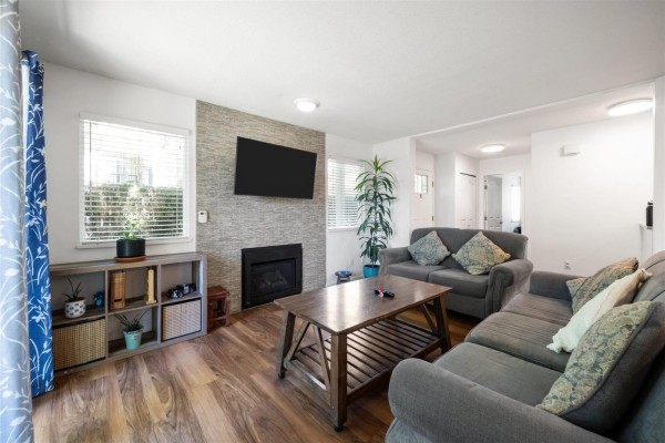 201 8972 Fleetwood Way, Surrey, BC V3R0T5 Photo 3