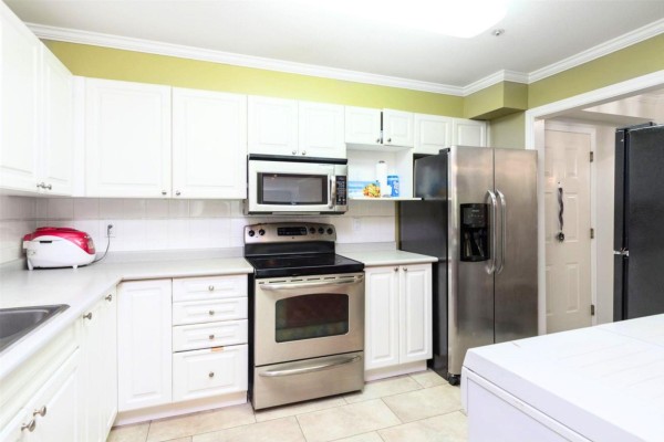 201 9626 148 Street, Surrey, BC V3R0W2 Photo 2