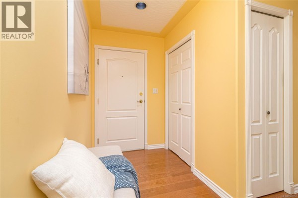 Ensuite - 201 9905 Fifth St, Sidney, BC V8L2X6 Photo 3