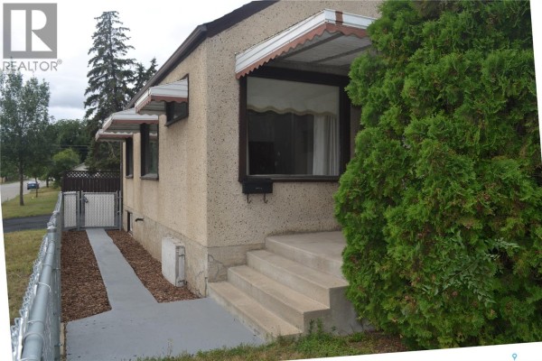 Enclosed porch - 201 P Avenue N, Saskatoon, SK S7L2V6 Photo 3