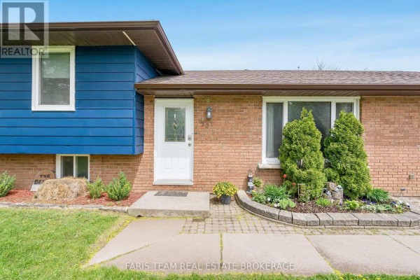 Living room - 201 Parkside Crescent, Innisfil, ON L9S1G2 Photo 4