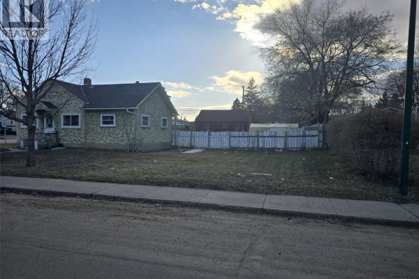Living room - 201 R Avenue N, Saskatoon, SK S7L2Y6 Photo 2