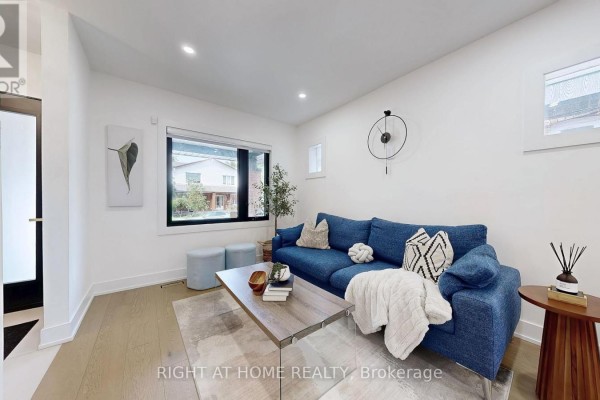 Living room - 201 Springdale Boulevard, Toronto, ON M4C1Z6 Photo 4