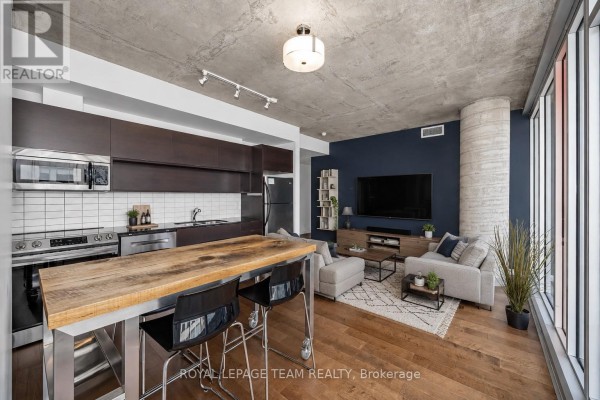 Living room - 2010 - 324 Laurier Avenue W, Ottawa, ON K1N6P6 Photo 2
