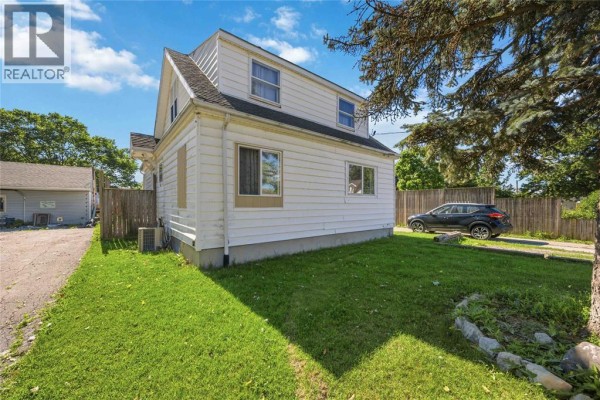 Living room - 2012 Wayne Avenue, Sarnia, ON N7T7Y9 Photo 4