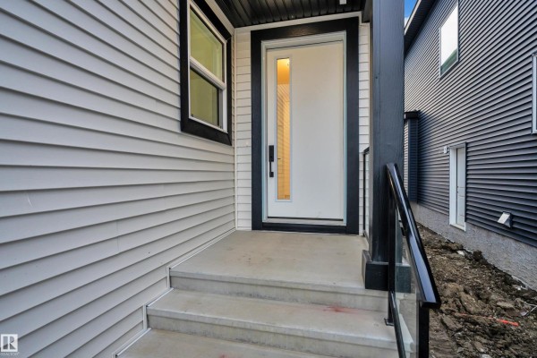 Kitchen - 2015 156 Av Nw, Edmonton, AB T5Y4N3 Photo 3