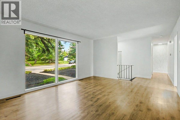 Bedroom - 2015 Palliser Drive Sw, Calgary, AB T2V3R9 Photo 4