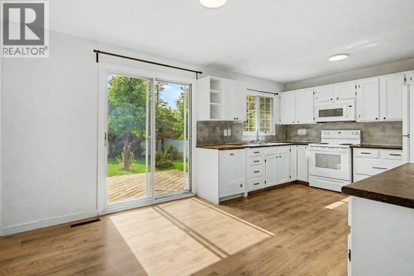 Bedroom - 2015 Palliser Drive Sw, Calgary, AB T2V3R9 Photo 5