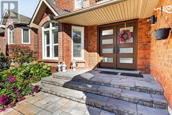 2015 Valewood Court, Oshawa, ON L1G7X9 Photo 4