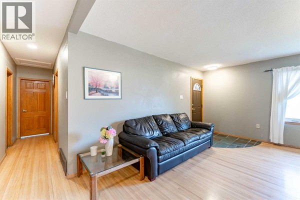 Bedroom - 2018 Cottonwood Crescent Se, Calgary, AB T2B1T1 Photo 3