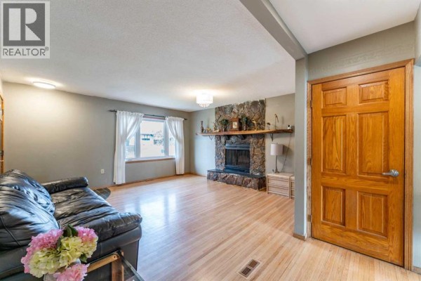 Living room - 2018 Cottonwood Crescent Se, Calgary, AB T2B1T1 Photo 5