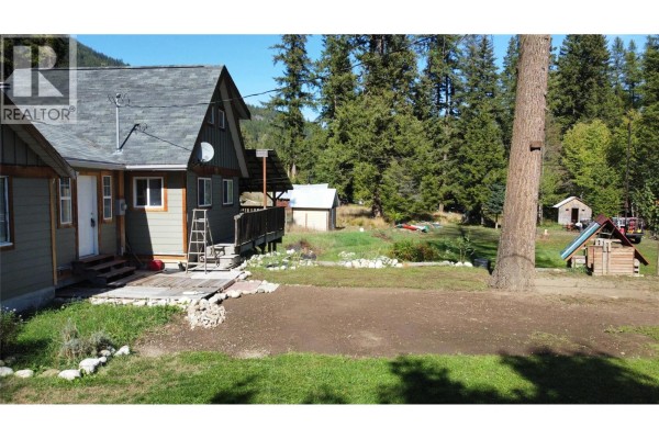 Primary Bedroom - 2018 Tarrys Road, Castlegar, BC V1N4N1 Photo 5