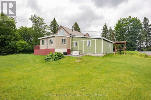 Living room - 20195 Kenyon Conc Rd 1 Road, North Glengarry, ON K0C1A0 Photo 5