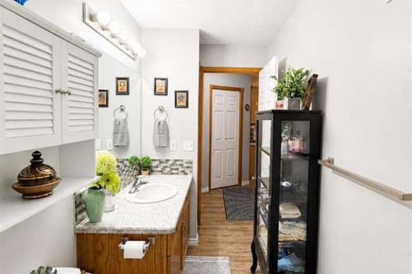 Living room - 202, 5026 49 Street, Olds, AB T4H1V7 Photo 5