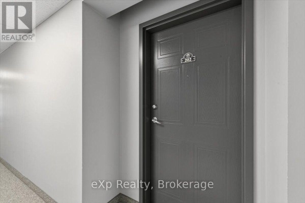 Den - 202 - 41 Goodwin Drive, Guelph, ON N1L0E7 Photo 3