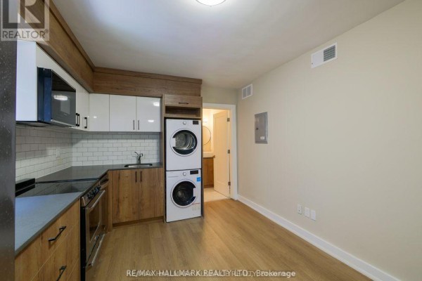 202 - 628 Danforth Avenue, Toronto, ON M4K1R3 Photo 4