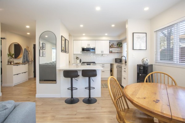 202 1381 Martin Street, White Rock, BC V4B3W6 Photo 2