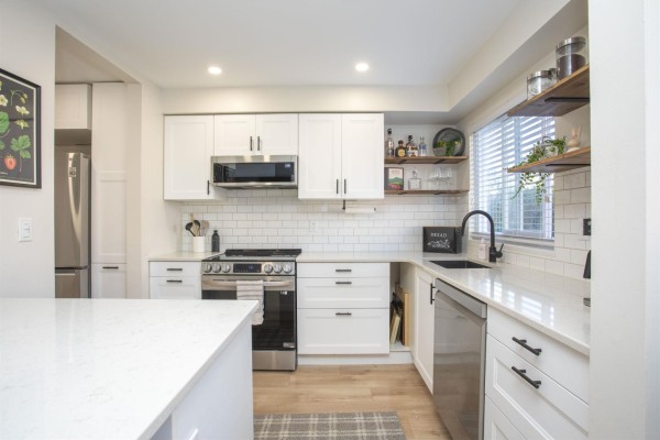 202 1381 Martin Street, White Rock, BC V4B3W6 Photo 3