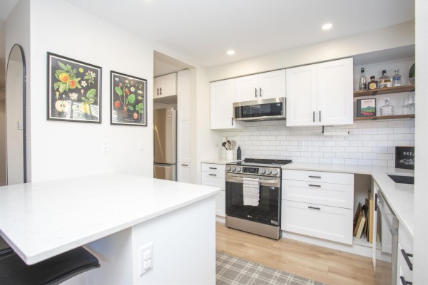 202 1381 Martin Street, White Rock, BC V4B3W6 Photo 4