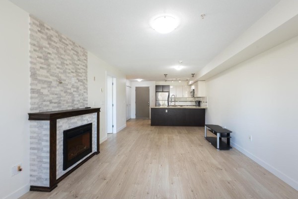 202 14960 102a Avenue, Surrey, BC V3R6A3 Photo 2