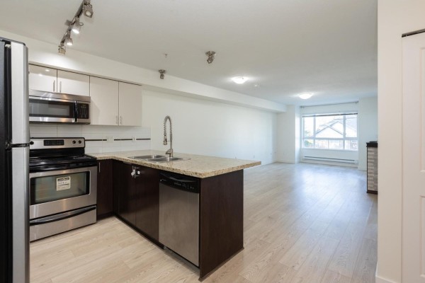 202 14960 102a Avenue, Surrey, BC V3R6A3 Photo 3