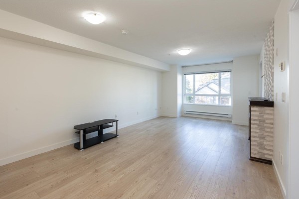202 14960 102a Avenue, Surrey, BC V3R6A3 Photo 4