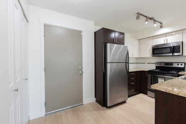 202 14960 102a Avenue, Surrey, BC V3R6A3 Photo 5