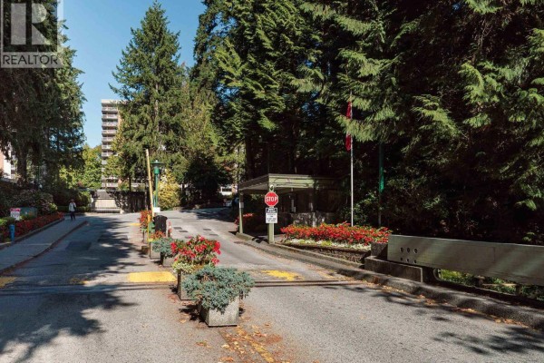202 2012 Fullerton Avenue, North Vancouver, BC V7P3E3 Photo 2