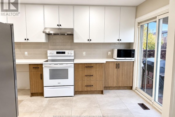 Kitchen - 202 Stather Crescent, Markham, ON L3S1C2 Photo 3