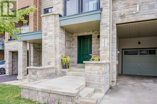 202 Vivant Street, Newmarket, ON L3X0K7 Photo 3