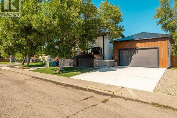 2pc Bathroom - 2021 15th Street, Coaldale, AB T1M1A1 Photo 2