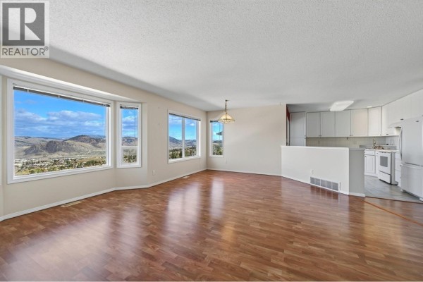 Kitchen - 2022 Pacific Way Unit# 108, Kamloops, BC V1S1T1 Photo 4