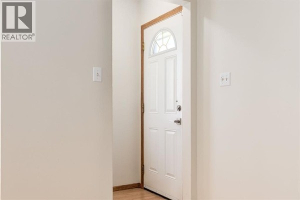 Living room - 2024 43 Street Se, Calgary, AB T2B1H4 Photo 3