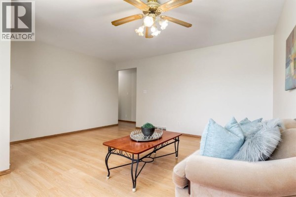 Foyer - 2024 43 Street Se, Calgary, AB T2B1H4 Photo 5