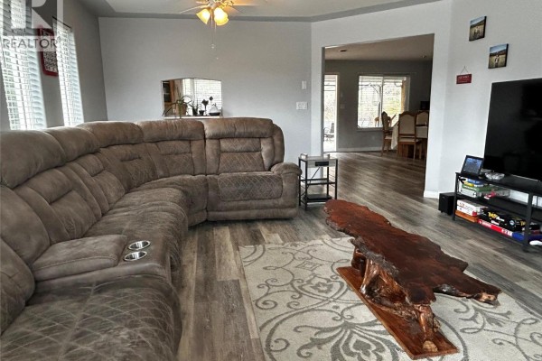2024 Mountain View Avenue, Lumby, BC, photo 2