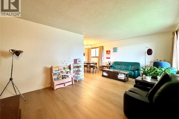 Kitchen - 2025 Mcdonald Street, Regina, SK S4N2Y4 Photo 3