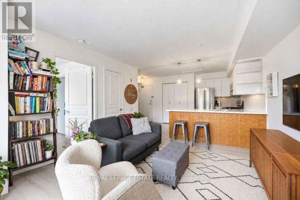 Living room - 203 - 140 Bathurst Avenue, Toronto, ON M5V3N8 Photo 2