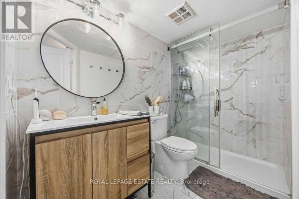 203 - 140 Bathurst Avenue, Toronto, ON M5V3N8 Photo 5