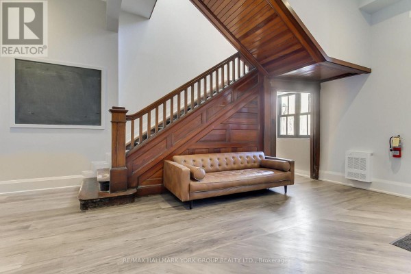 203 - 400 Park Avenue, Newmarket, ON L3Y1V8 Photo 5